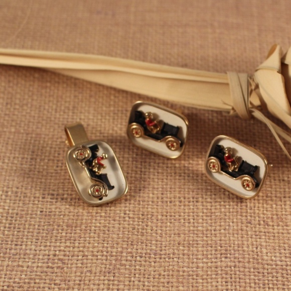 Swank Gold Tone Antique Car Tie clasp and Cuff links - Vintage 1960s - Picture 1 of 9